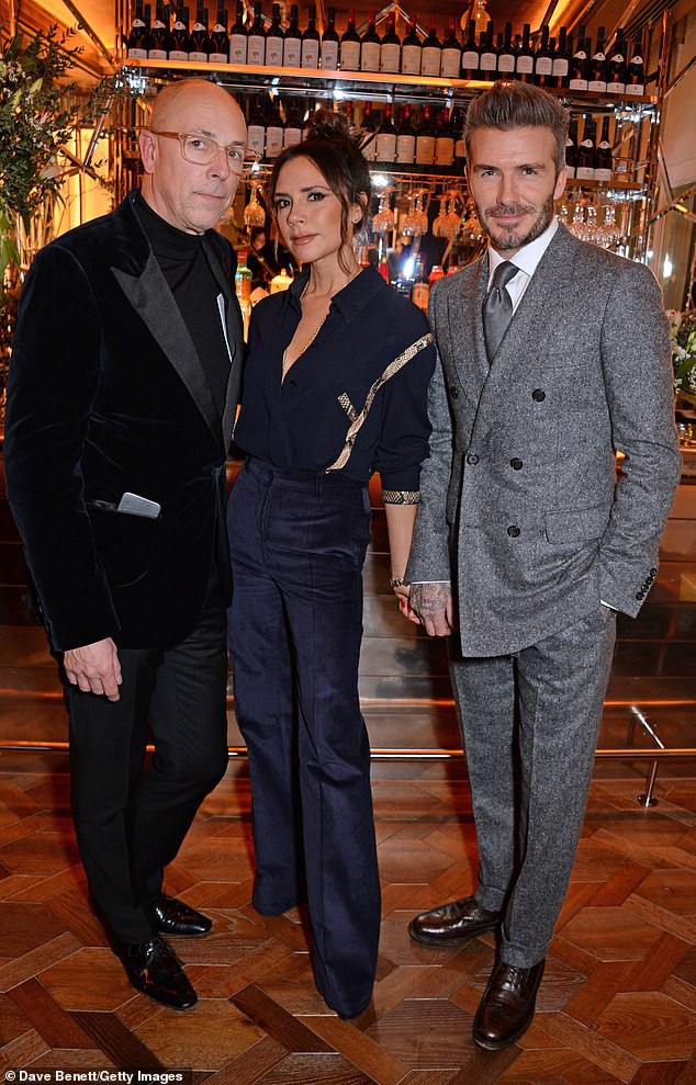 Vợ chồng Beckham nắm chặt tay để chứng minh vẫn hạnh phúc, nhưng biểu cảm của Vic lại gây phản tác dụng