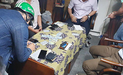 Cảnh sát đột kích sòng Poker của nhân viên văn phòng tại Sài Gòn