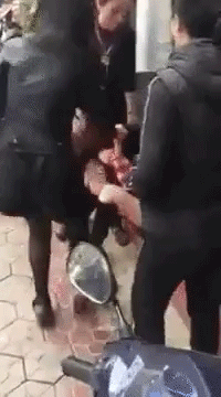 Cô gái trẻ bị nhóm nam nữ đấm đá tới tấp, người mẹ xông vào che chắn can ngăn: Cô đã xin rồi mà