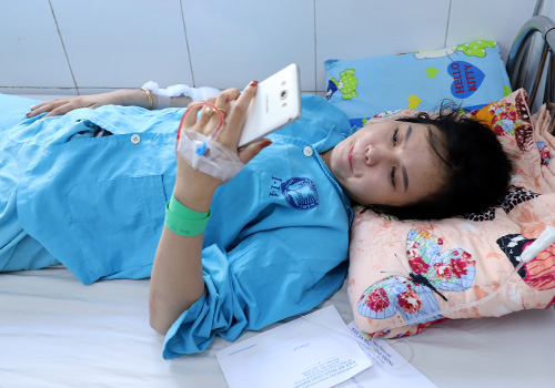 Tài xế xe chở sinh viên cố vượt ôtô chở dầu trước khi lao xuống vực