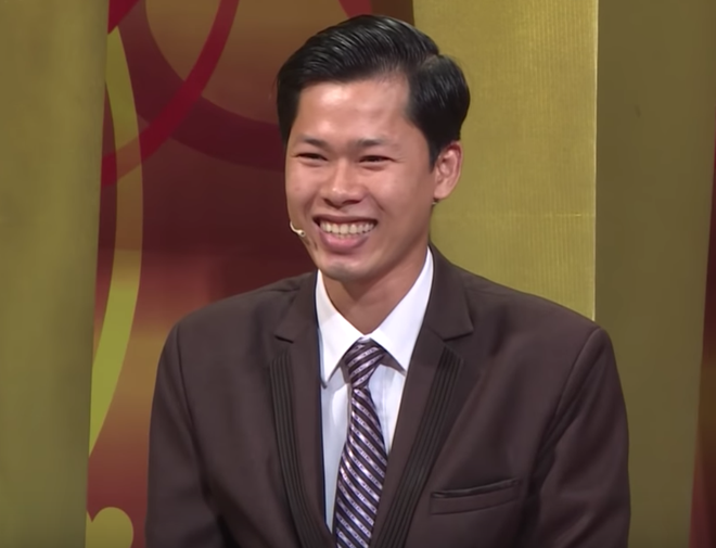 Yêu xa 7 năm bạn gái không cho hôn, thanh niên đợi đến đêm động phòng thì gặp sự cố ở chiếc giường