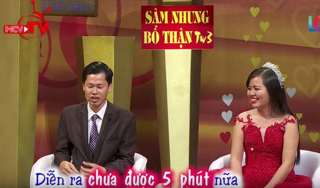 Yêu xa 7 năm bạn gái không cho hôn, thanh niên đợi đến đêm động phòng thì gặp sự cố ở chiếc giường