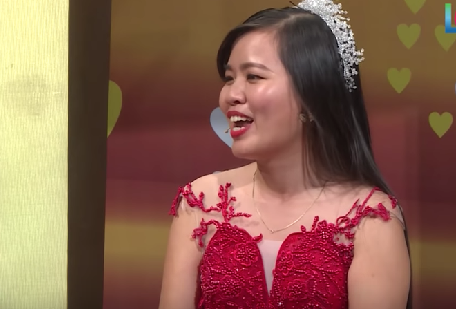 Yêu xa 7 năm bạn gái không cho hôn, thanh niên đợi đến đêm động phòng thì gặp sự cố ở chiếc giường