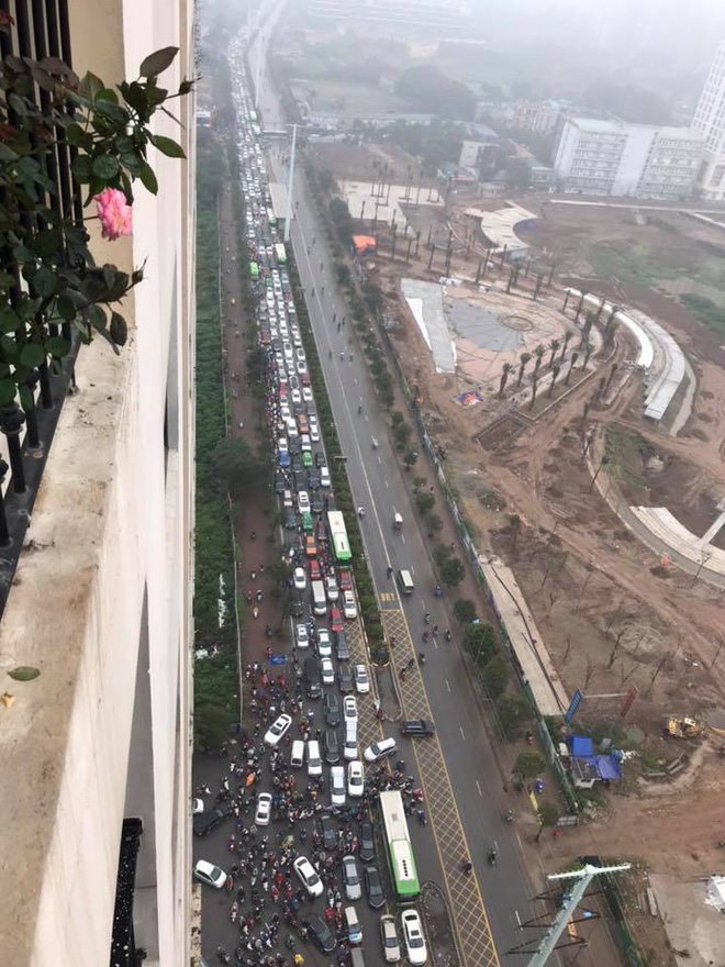 Tắc đường kinh hoàng ở Hà Nội sáng nay: Qua 20 cái đèn xanh rồi mà vẫn không thể di chuyển
