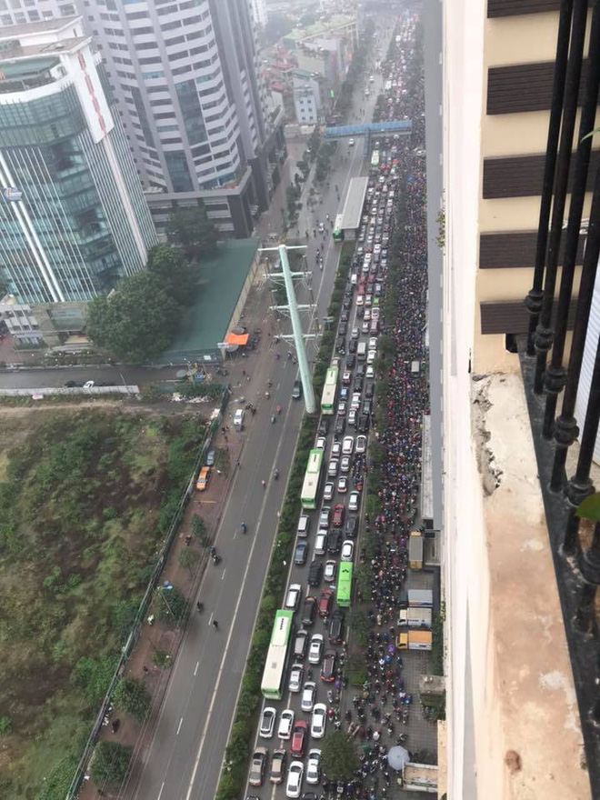 Tắc đường kinh hoàng ở Hà Nội sáng nay: Qua 20 cái đèn xanh rồi mà vẫn không thể di chuyển