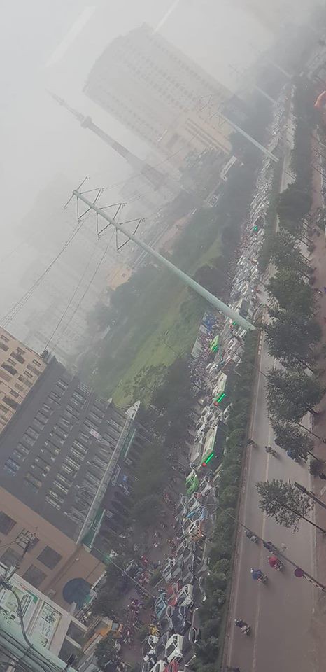 Tắc đường kinh hoàng ở Hà Nội sáng nay: Qua 20 cái đèn xanh rồi mà vẫn không thể di chuyển