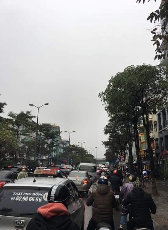 Tắc đường kinh hoàng ở Hà Nội sáng nay: Qua 20 cái đèn xanh rồi mà vẫn không thể di chuyển