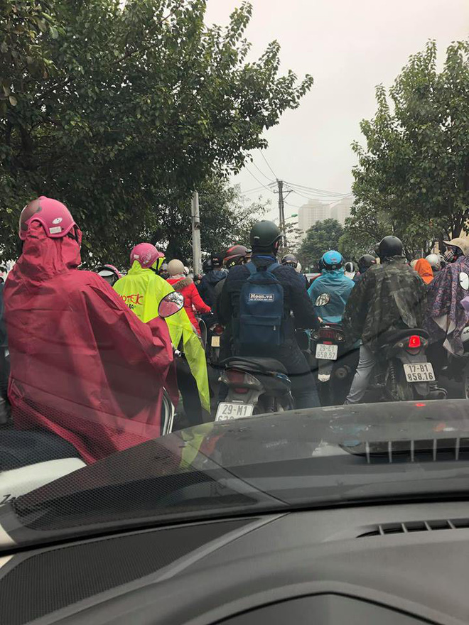 Tắc đường kinh hoàng ở Hà Nội sáng nay: Qua 20 cái đèn xanh rồi mà vẫn không thể di chuyển