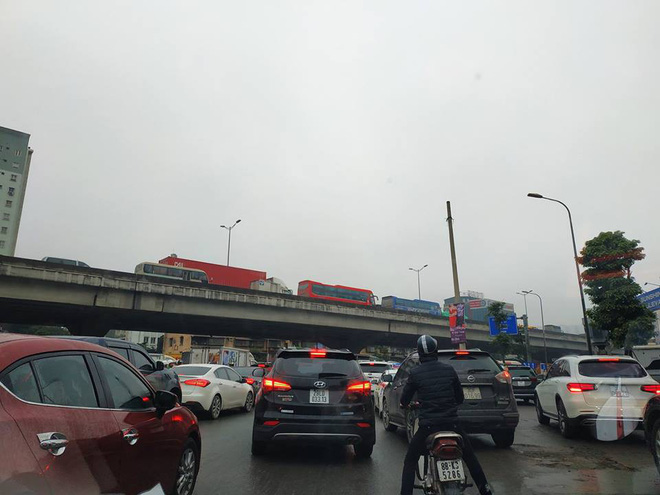 Tắc đường kinh hoàng ở Hà Nội sáng nay: Qua 20 cái đèn xanh rồi mà vẫn không thể di chuyển