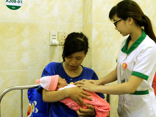 Bà bầu nhập viện với thai nhi lọt nửa người ra ngoài