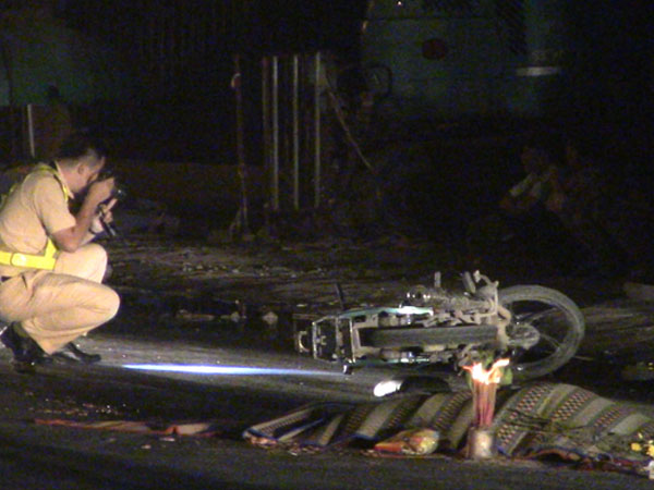 Liên tiếp trong 2 giờ, 2 vụ xe container cán nát xe máy, 2 người thương vong