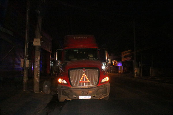 Liên tiếp trong 2 giờ, 2 vụ xe container cán nát xe máy, 2 người thương vong