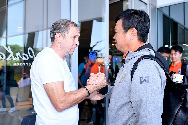 LĐBĐ Thái Lan họp kín với cầu thủ, HLV bị đuổi hệt như Mourinho