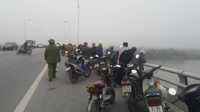 Hải Dương: Nam thanh niên đi trên cầu Hàn bất ngờ để lại xe máy rồi nhảy xuống sông tự tử