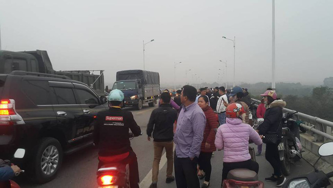 Hải Dương: Nam thanh niên đi trên cầu Hàn bất ngờ để lại xe máy rồi nhảy xuống sông tự tử