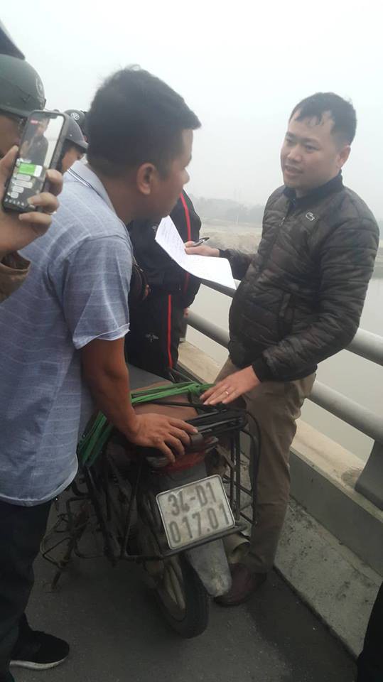 Hải Dương: Nam thanh niên đi trên cầu Hàn bất ngờ để lại xe máy rồi nhảy xuống sông tự tử