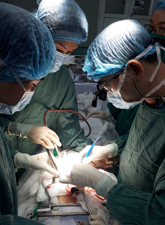 Hi hữu người đàn ông bị thanh gỗ đập vỡ tim