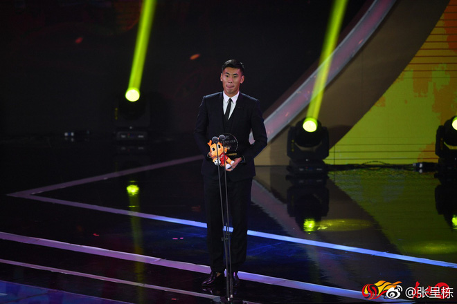 Hội fan girl gọi tên soái ca sân cỏ Trung Quốc cao 1m84, gương mặt góc cạnh điển trai như người mẫu