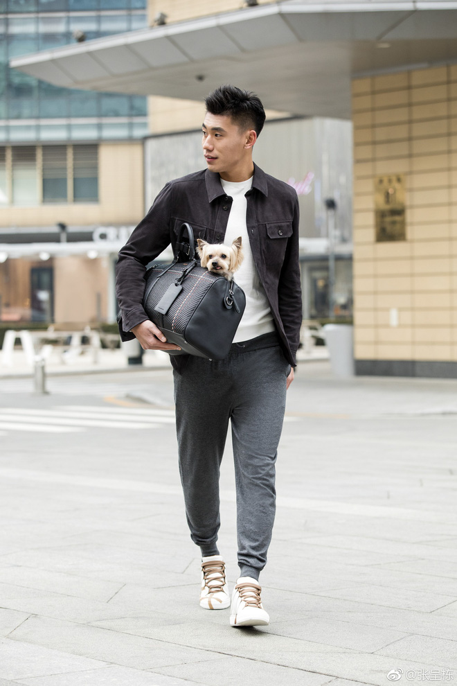 Hội fan girl gọi tên soái ca sân cỏ Trung Quốc cao 1m84, gương mặt góc cạnh điển trai như người mẫu