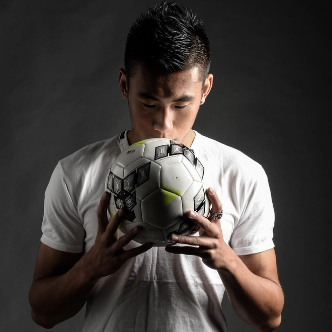 Hội fan girl gọi tên soái ca sân cỏ Trung Quốc cao 1m84, gương mặt góc cạnh điển trai như người mẫu