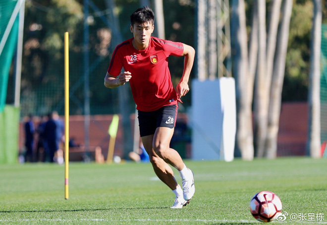 Hội fan girl gọi tên soái ca sân cỏ Trung Quốc cao 1m84, gương mặt góc cạnh điển trai như người mẫu