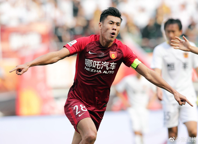 Hội fan girl gọi tên soái ca sân cỏ Trung Quốc cao 1m84, gương mặt góc cạnh điển trai như người mẫu