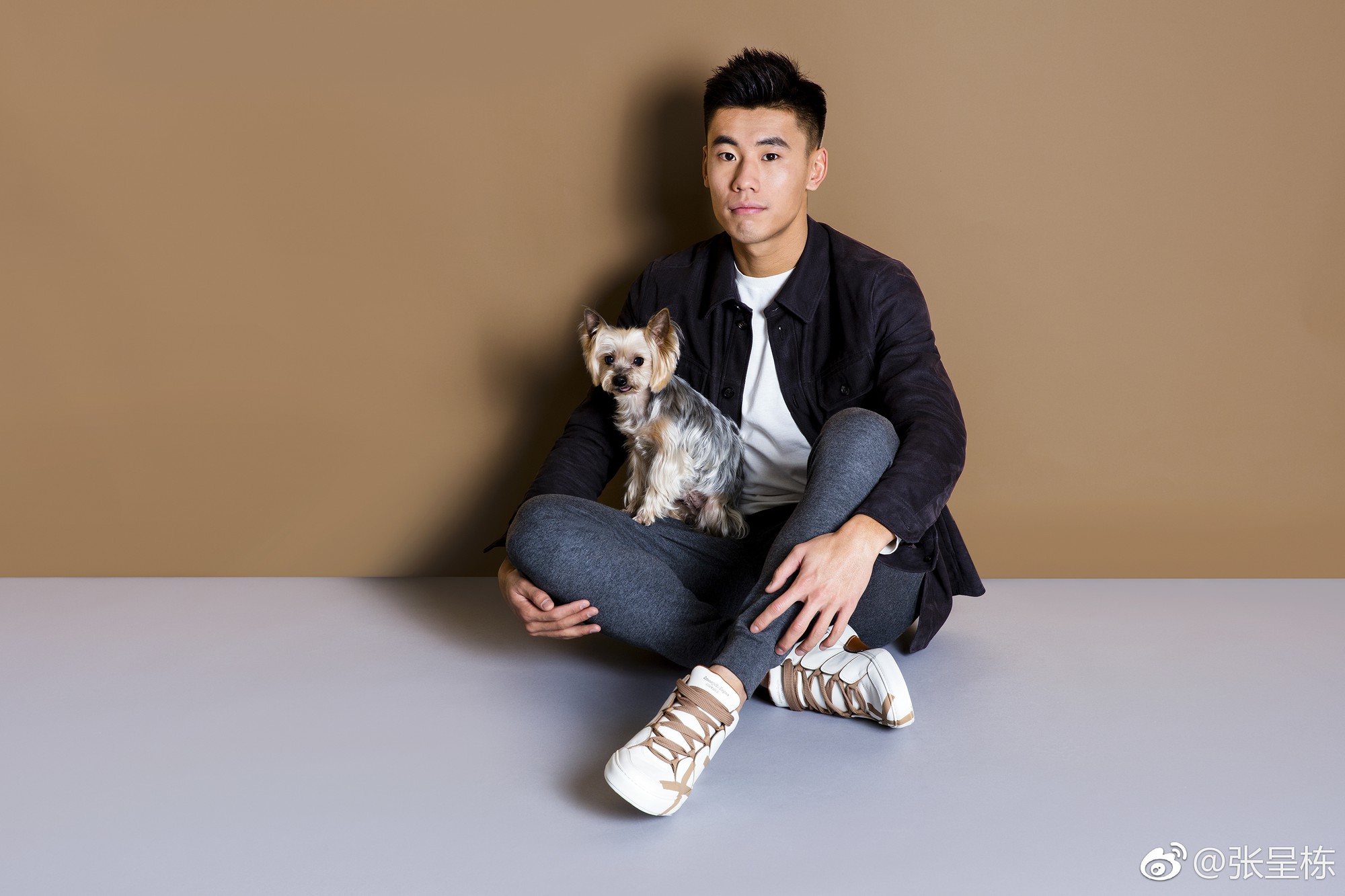 Hội fan girl gọi tên soái ca sân cỏ Trung Quốc cao 1m84, gương mặt góc cạnh điển trai như người mẫu