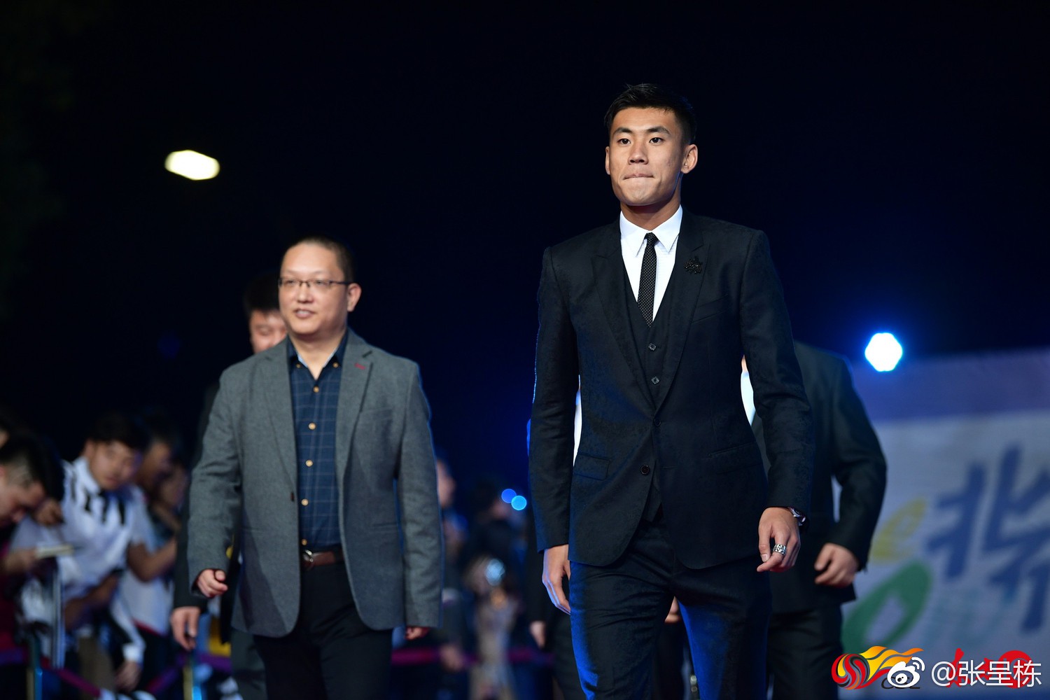 Hội fan girl gọi tên soái ca sân cỏ Trung Quốc cao 1m84, gương mặt góc cạnh điển trai như người mẫu