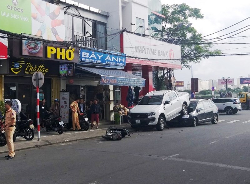 Ô tô bán tải lùi tông liên hoàn, cưỡi lên đầu xe 7 chỗ