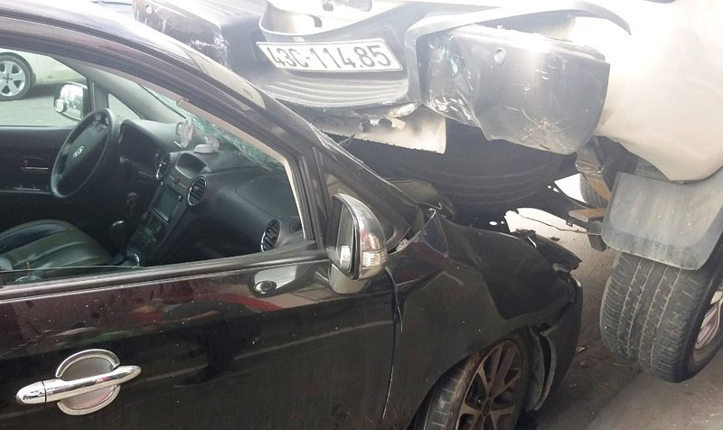 Ô tô bán tải lùi tông liên hoàn, cưỡi lên đầu xe 7 chỗ