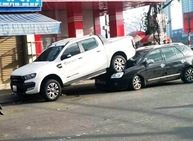 Ô tô bán tải lùi tông liên hoàn, cưỡi lên đầu xe 7 chỗ