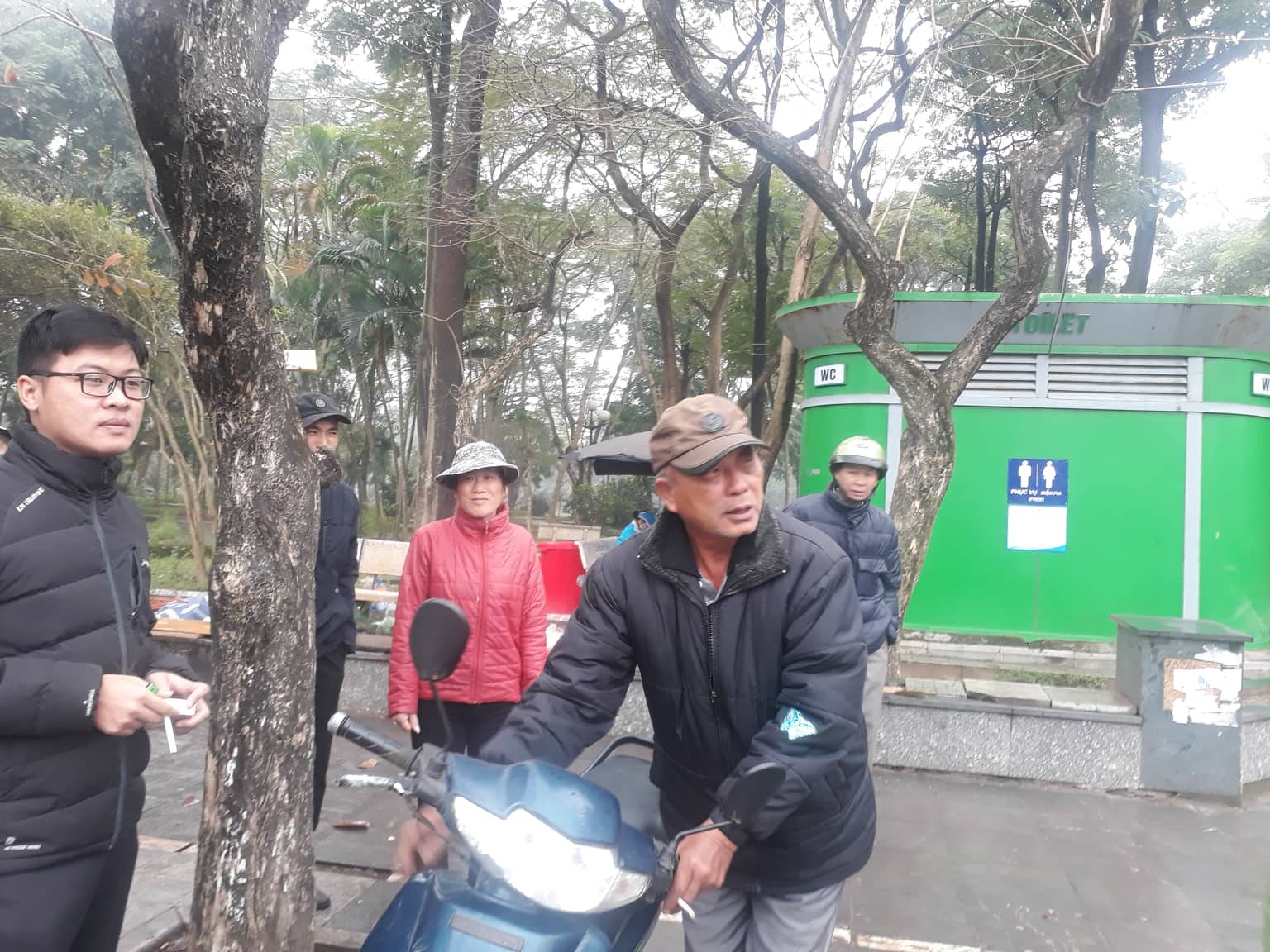 Hà Nội: Phát hiện thi thể nữ giới nằm sấp, không mặc quần trong công viên