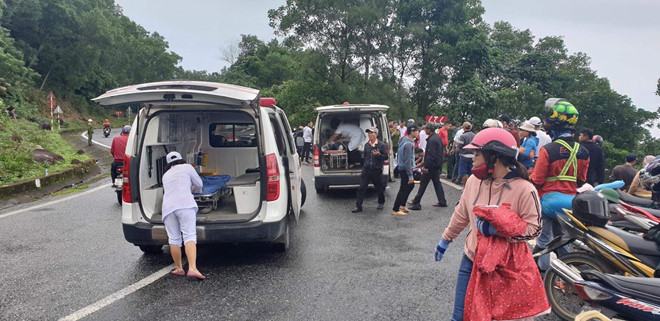 Xe chở sinh viên lật xuống vực đèo Hải Vân, 1 người tử vong