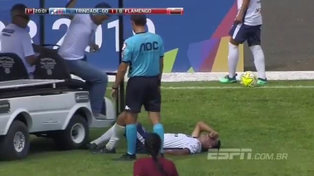 Hi hữu: Cầu thủ chấn thương bị xe cứu thương... cán qua chân