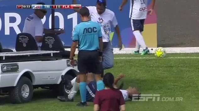 Hi hữu: Cầu thủ chấn thương bị xe cứu thương... cán qua chân