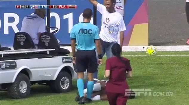 Hi hữu: Cầu thủ chấn thương bị xe cứu thương... cán qua chân