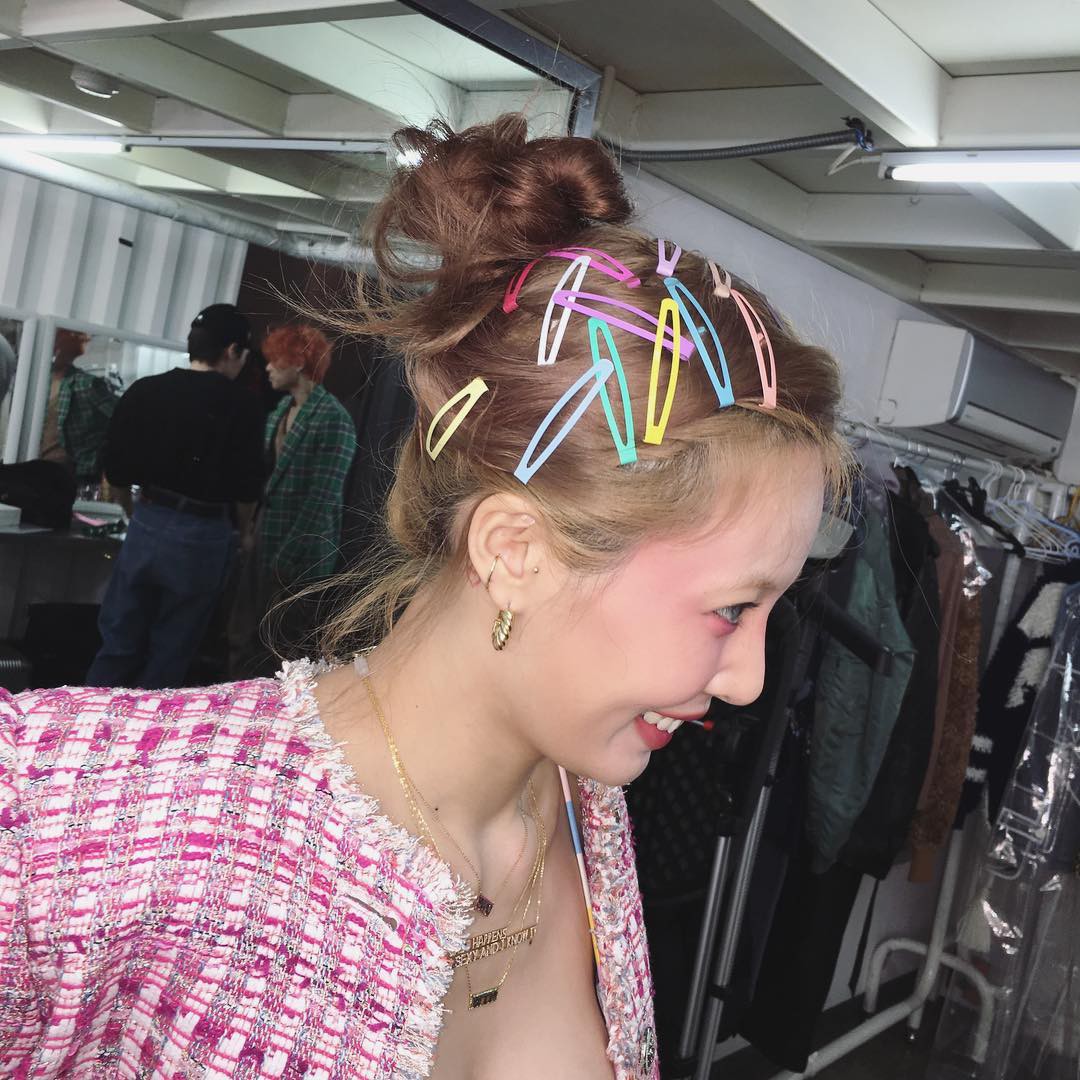 Vừa khoe vòng 1 lõa lồ vừa tạo dáng nhạy cảm với bạn trai, Hyuna xuất sắc soán ngôi nữ hoàng nổi loạn của Sulli