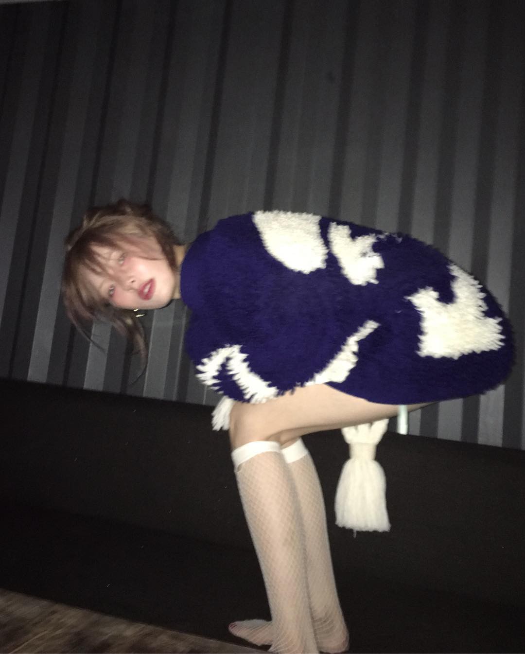 Vừa khoe vòng 1 lõa lồ vừa tạo dáng nhạy cảm với bạn trai, Hyuna xuất sắc soán ngôi nữ hoàng nổi loạn của Sulli