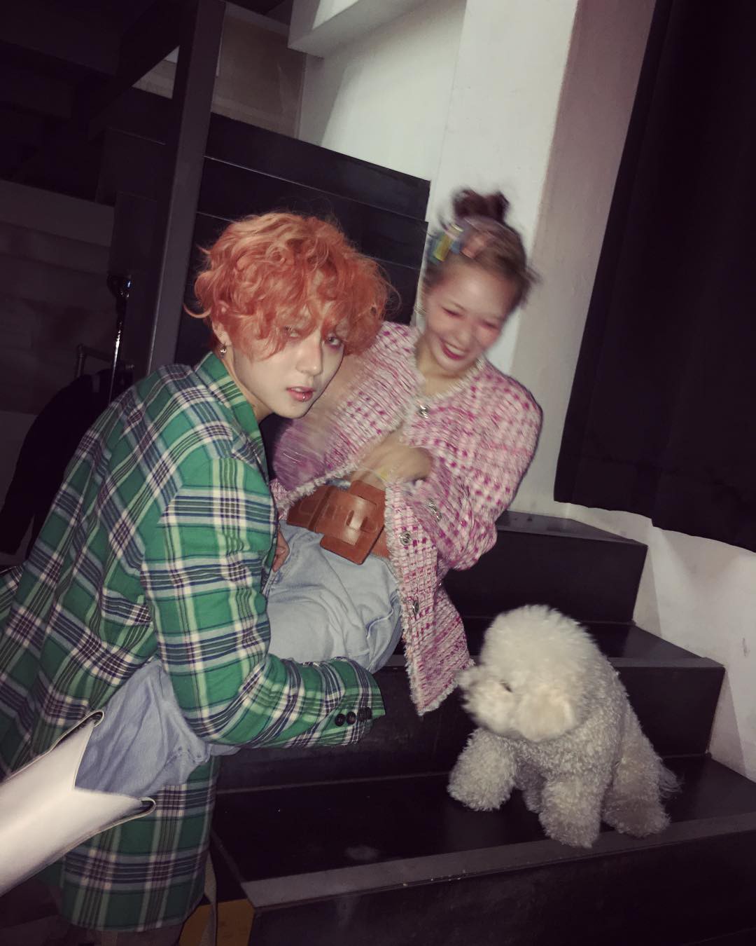 Vừa khoe vòng 1 lõa lồ vừa tạo dáng nhạy cảm với bạn trai, Hyuna xuất sắc soán ngôi nữ hoàng nổi loạn của Sulli