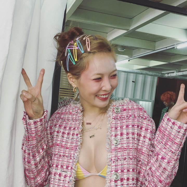 Vừa khoe vòng 1 lõa lồ vừa tạo dáng nhạy cảm với bạn trai, Hyuna xuất sắc soán ngôi nữ hoàng nổi loạn của Sulli