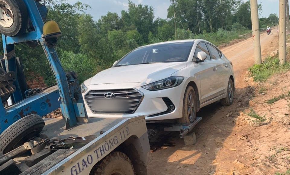 Xôn xao clip nữ nhân viên đại lý xe ô tô Hyundai vén váy, tranh cãi gay gắt với khách hàng