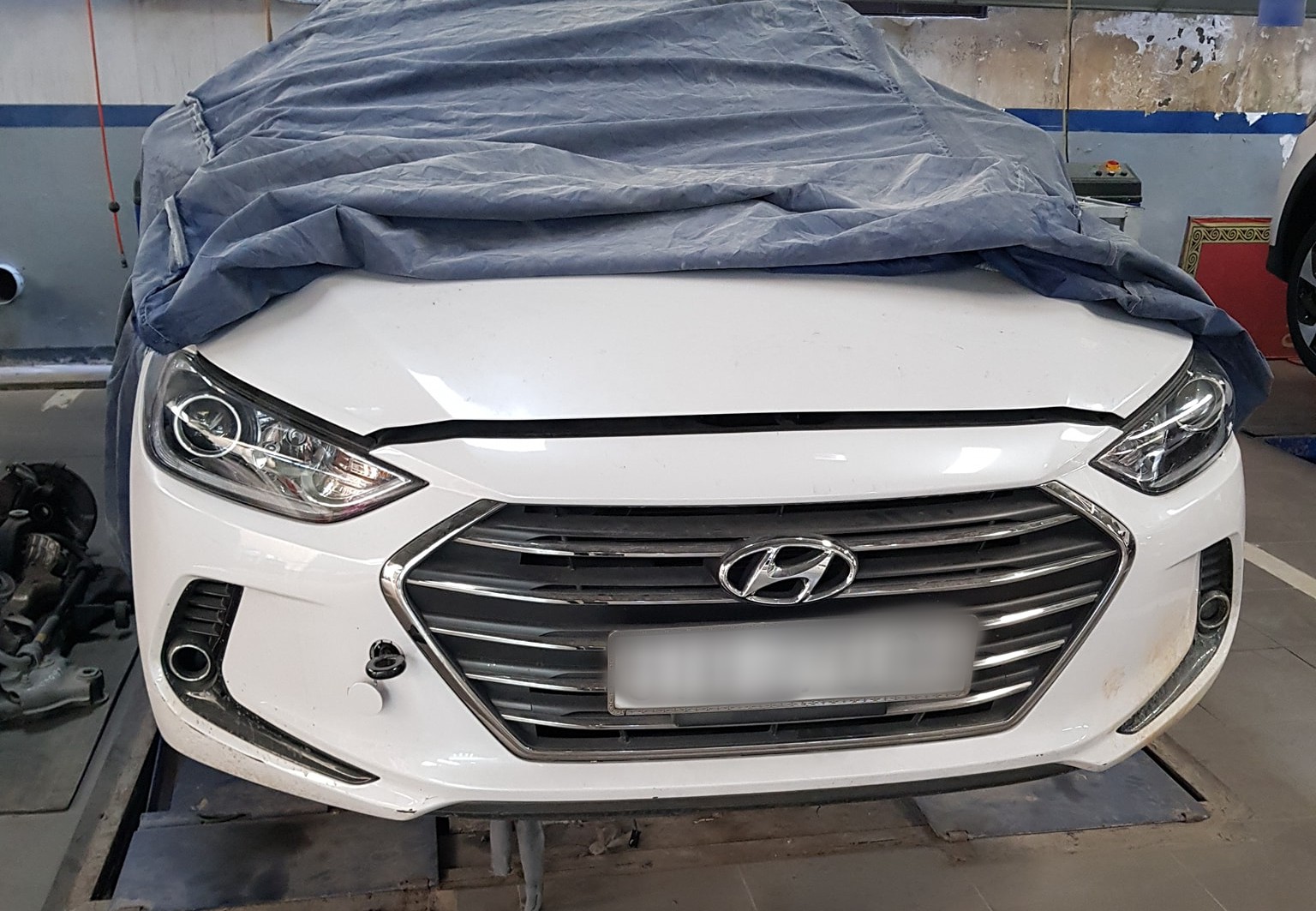 Xôn xao clip nữ nhân viên đại lý xe ô tô Hyundai vén váy, tranh cãi gay gắt với khách hàng