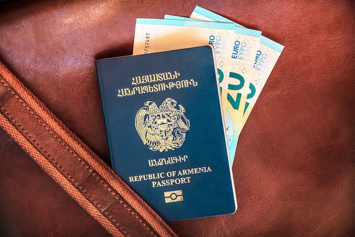 Góc khuất đằng sau những cuốn hộ chiếu đầy quyền lực: Mọi thứ đều được giải quyết bằng tiền