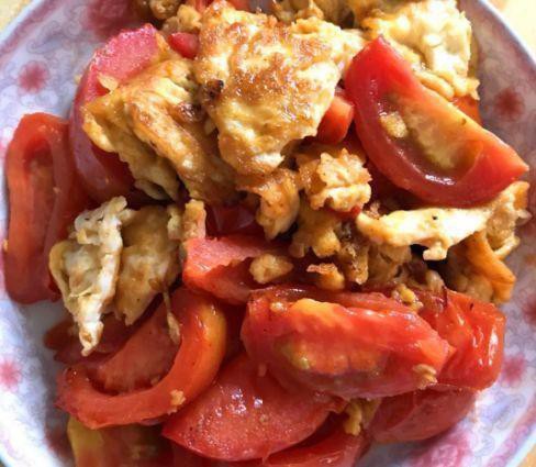 Bữa cơm đầu tiên khi sống chung khiến chồng câm nín, mẹ chồng giận tím mặt, chị em phân tích lý do là...