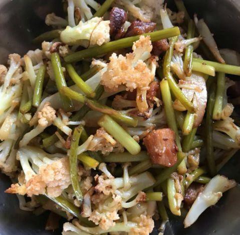 Bữa cơm đầu tiên khi sống chung khiến chồng câm nín, mẹ chồng giận tím mặt, chị em phân tích lý do là...