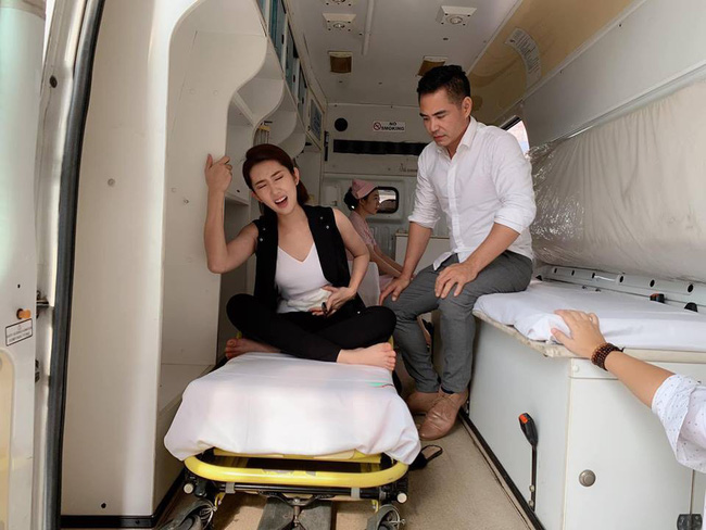 Gạo nếp gạo tẻ: Lên phim đau thương là thế, hậu trường cảnh Hân bị đâm lại khiến fan cười quặn bụng vì hài hước Gạo nếp gạo tẻ: Lên phim đau thương là thế, hậu trường cảnh Hân bị đâm lại khiến fan cười quặn bụng vì hài hước