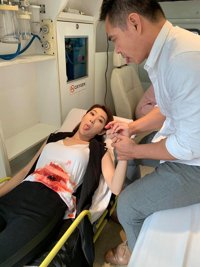 Gạo nếp gạo tẻ: Lên phim đau thương là thế, hậu trường cảnh Hân bị đâm lại khiến fan cười quặn bụng vì hài hước Gạo nếp gạo tẻ: Lên phim đau thương là thế, hậu trường cảnh Hân bị đâm lại khiến fan cười quặn bụng vì hài hước