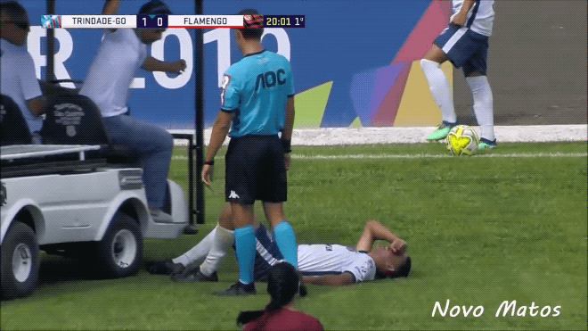 Hi hữu: Cầu thủ chấn thương bị xe cứu thương... cán qua chân