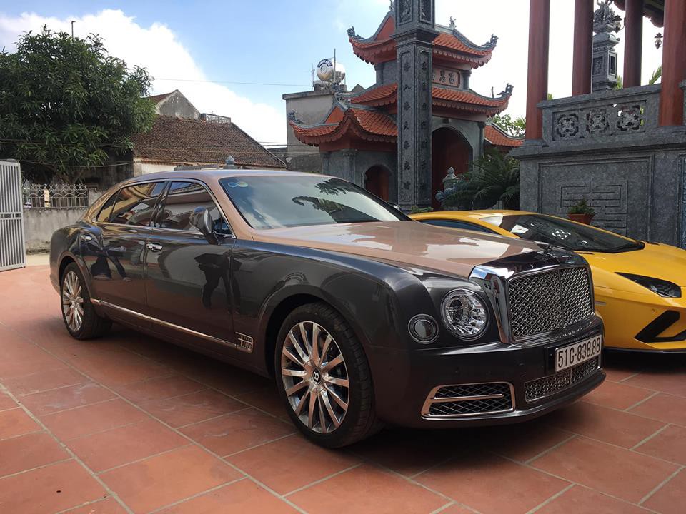 Bộ sưu tập xe khủng hàng độc của đại gia sở hữu Aston Martin V8 Vantage 2018 đầu tiên Việt Nam