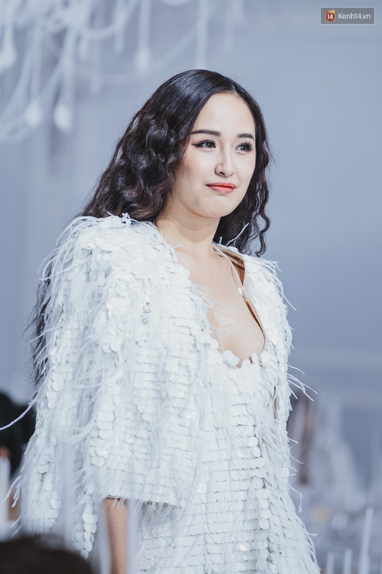 Lý Quí Khánh mang cả đoàn Bông hậu lên sàn diễn, nhưng nổi nhất vẫn là Hà Hồ và Mai Phương Thúy